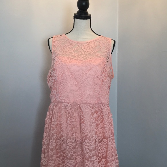 Pink lace dress - Picture 2 of 4